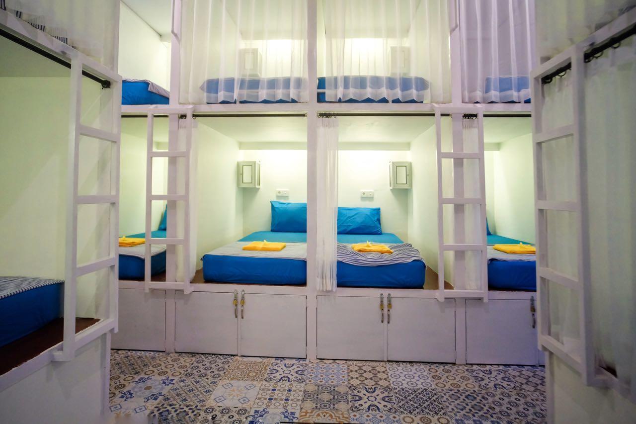 Single Bed in Mixed Dormitory Room
